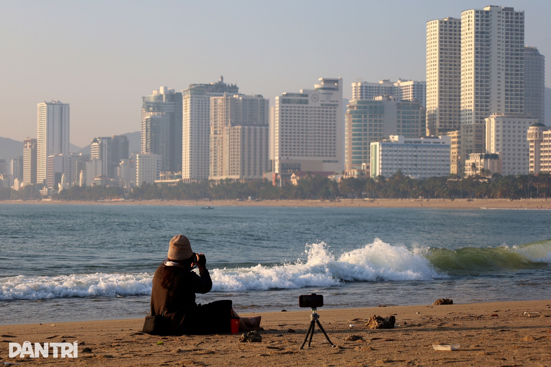 Xuất hiện cồn cát hình cá heo lao ra biển - 6