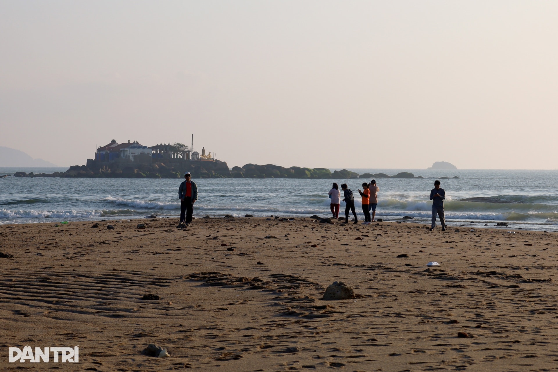 Xuất hiện cồn cát hình cá heo lao ra biển - 8