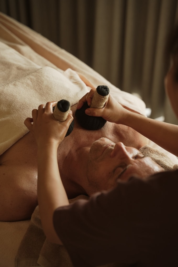 Du khách đang trải nghiệm liệu trình chăm sóc sức khỏe ở một resort ở Hội An. Ảnh: Namia River