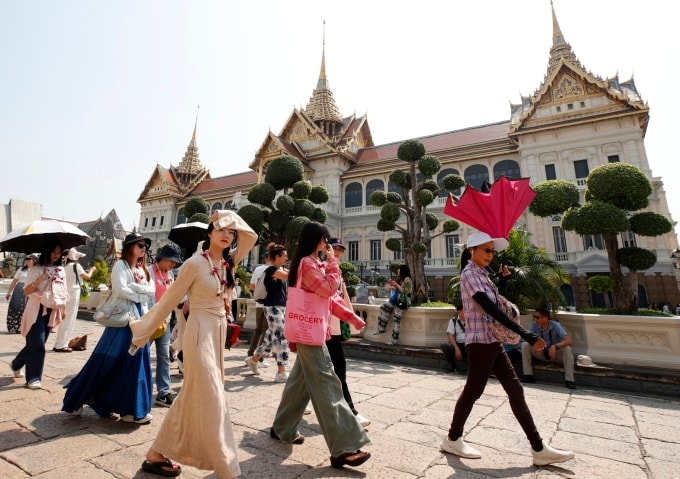 Nhóm khách Trung Quốc tại Cung điện Hoàng gia Thái Lan, Bangkok. Ảnh: EPA-EFE