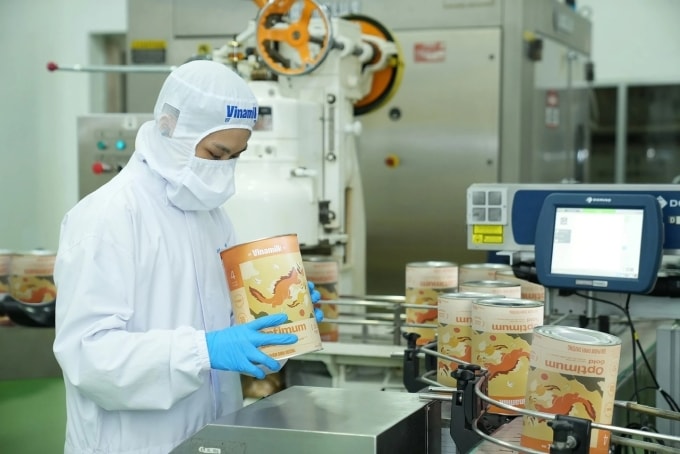 Nhân viên nhà máy kiểm tra chất lượng hộp sữa được đóng gói bằng dây chuyền tự động. Ảnh: Vinamilk