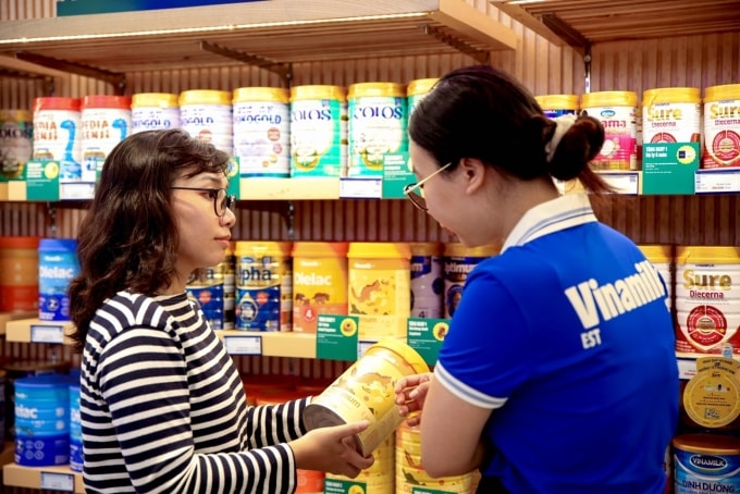 Nhân viên tư vấn các dòng sữa bột cho khách hàng. Ảnh: Vinamilk