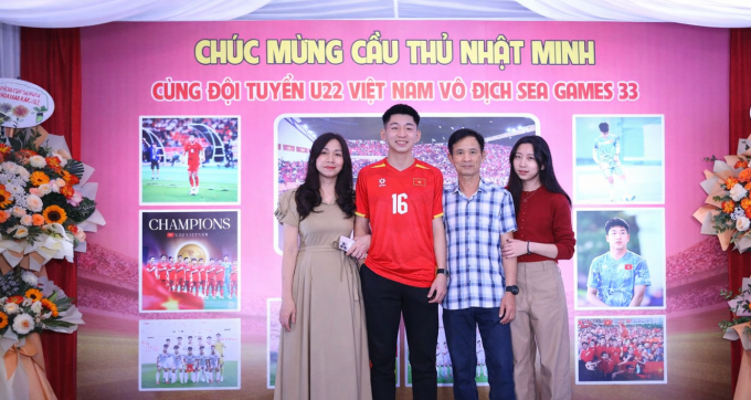 Gia đình chụp ảnh lưu niệm nhân dịp mừng Nhật Minh cùng U22 Việt Nam vô địch SEA Games 33, tháng 12/2025. Ảnh gia đình cung cấp
