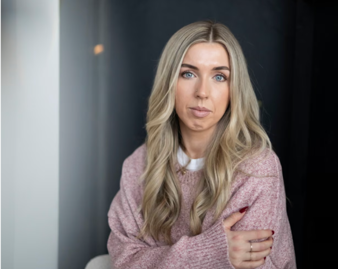 Madeline King đã phải chịu đựng chứng mệt mỏi, đau đầu và buồn nôn trong nhiều năm. Ảnh: Caroline Yang/The Guardian