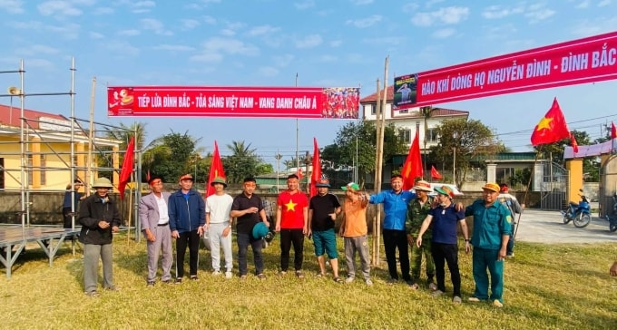 Người dân lắp màn hình tại sân vận động xóm Hưng Nguyên Bắc 2, chiều 20/1. Ảnh: Đình Anh