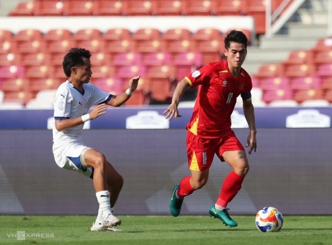 Khuất Văn Khang (áo đỏ) đi bóng trong trận Việt Nam thắng Philippines 2-1 ở bán kết U23 Đông Nam Á 2025, trên sân Gelora Bung Karno, Indonesia ngày 25/7/2025. Ảnh: Hai Tư