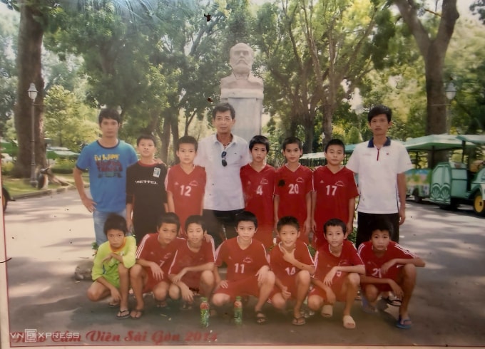 Cầu thủ Khuất Văn Khang (áo số 20) chụp ảnh kỷ niệm với các đồng đội đang được đào tạo Trung tâm Thể thao Viettel, năm 2014. Ảnh: Gia đình cung cấp