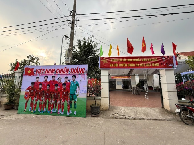 Nhà văn hoá thôn 9, Sen Phương, Phúc Lộc, dựng băng rôn và ảnh cổ vũ Khuất Văn Khang và đội tuyển U23 Việt Nam, ngày 20/1. Ảnh: Thanh Nga
