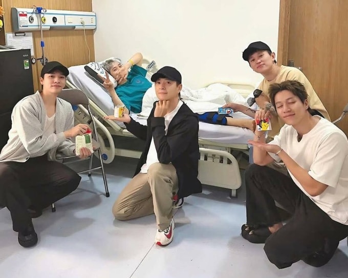 Từ trái qua gồm Hải Nam, Ngô Kiến Huy, B Ray, Bùi Duy Ngọc thăm Karik nằm trên giường bệnh. Ảnh: Nhân vật cung cấp