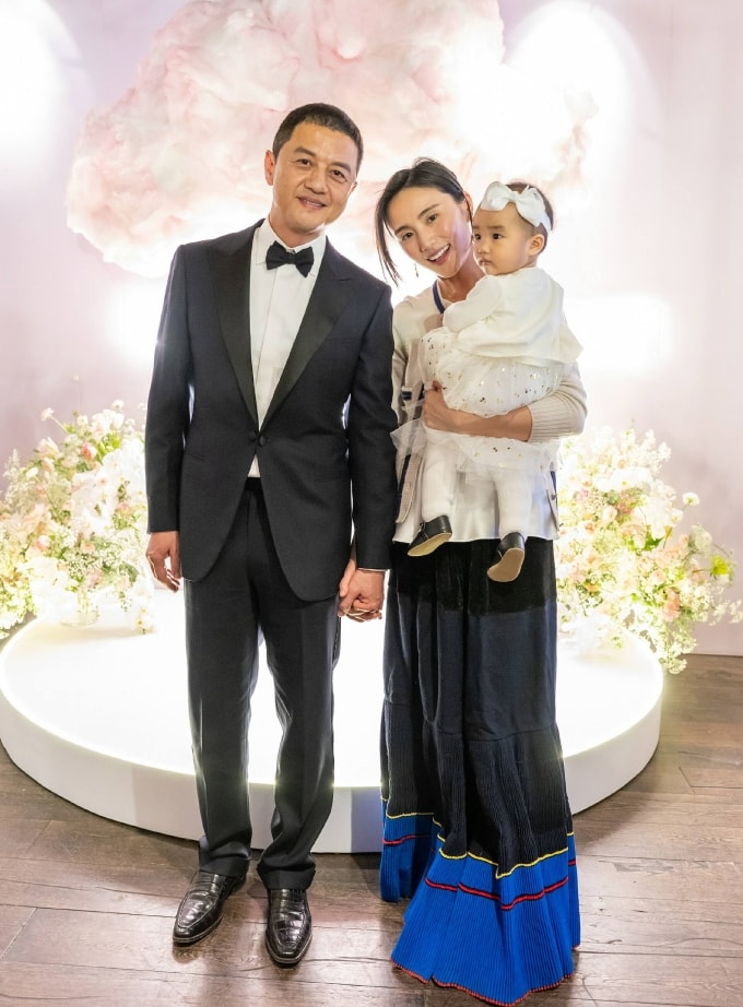 Hải Hà Kim Hỷ, Lý Á Bằng và con gái Hạ Hạ. Ảnh: Weibo