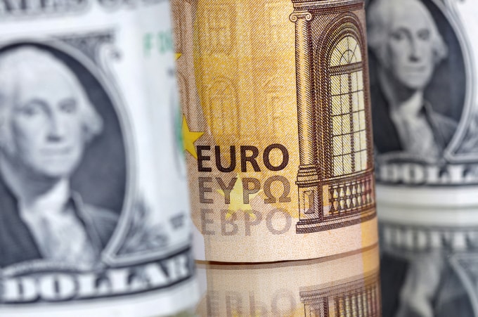 Tiền giấy Euro và USD. Ảnh: Reuters