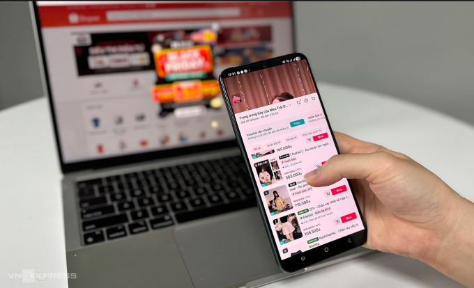 Người tiêu dùng mua hàng trên một ứng dụng thương mại điện tử. Ảnh: Quỳnh Trang