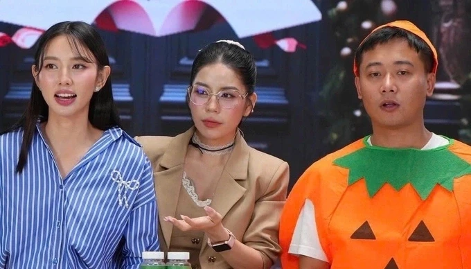 Hoa hậu Thùy Tiên, Hằng Du Mục, Quang Linh Vlogs (từ trái qua) trong một lần livestream bán kẹo Kera. Ảnh:Cắt từ video