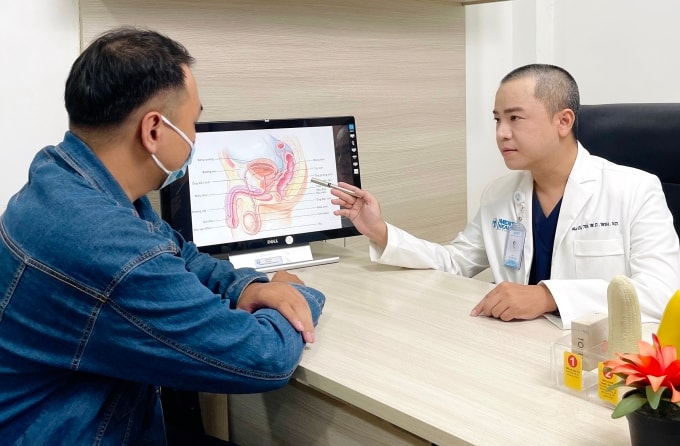 Bác sĩ Duy tư vấn cho bệnh nhân. Ảnh: Lâm Anh