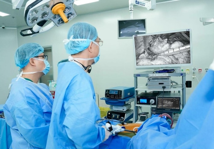 Bác sĩ Dũng (bên phải) phẫu thuật nội soi cắt u trung thất cho người bệnh. Ảnh: Bệnh viện Đa khoa Tâm Anh