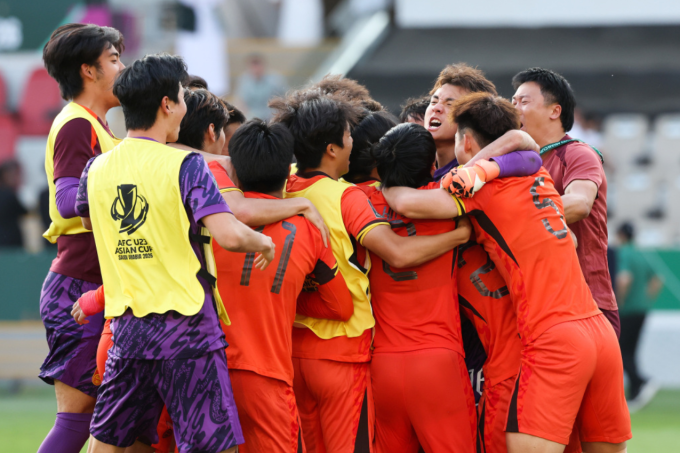 Li Hao và các đồng đội ăn mừng sau khi Trung Quốc thắng Uzbekistan 4-2 ở loạt luân lưu tứ kết U23 châu Á 2026, trên sân Prince Abdullah Al Faisal ở Jeddah, Arab Saudi ngày 17/1/2026. Ảnh: AFC