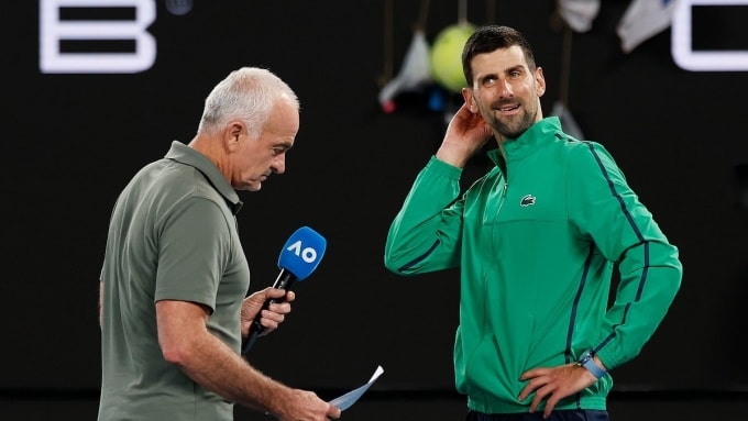 BLV Masur (trái) phỏng vấn Djokovic sau trận gặp Martinez, trên sân Rod Laver, Melbourne, Australia hôm 19/1. Ảnh: Sports Mail