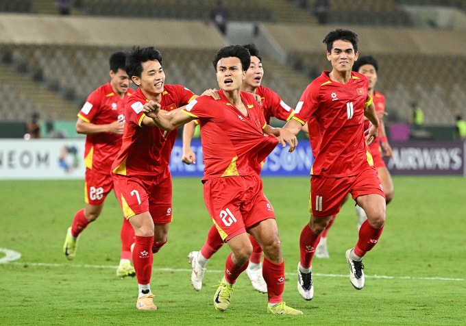 Các cầu thủ Việt Nam mừng bàn thắng của Phạm Minh Phúc (số 21) để ấn định chiến thắng 3-2 trước UAE ở tứ kết U23 châu Á 2026, trên sân Prince Abdullah Al Faisal ở Jeddah, Arab Saudi ngày 16/1/2026. Ảnh: AFC
