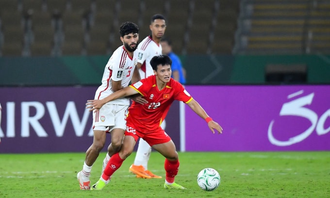 Tiền đạo Nguyễn Thanh Nhàn che chắn bóng trong trận Việt Nam thắng UAE ở tứ kết U23 châu Á trên sân Prince Abdullah Al-Faisal, thành phố Jeddah, Arab Saudi tối 16/1/2026. Ảnh: AFC