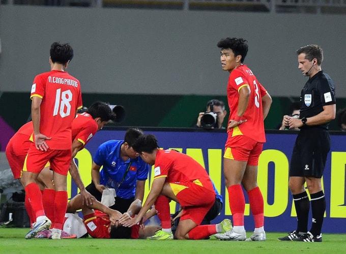 Hiểu Minh ôm mặt đau đớn...