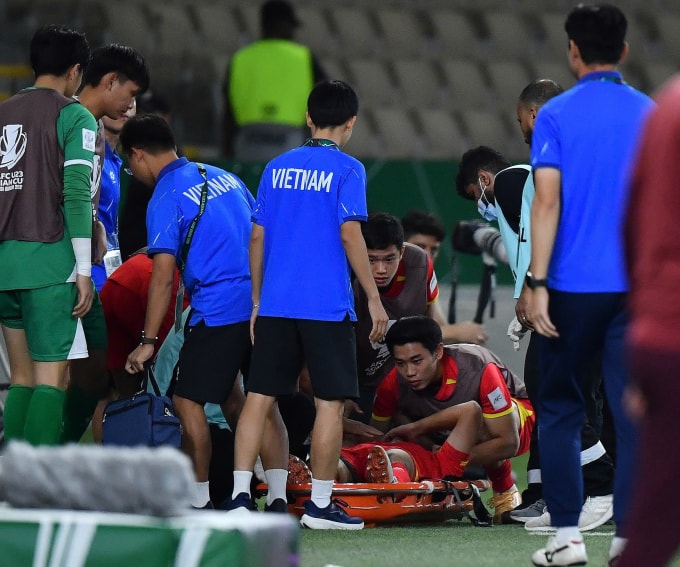 ... trước khi được cáng khỏi sân, trong trận Việt Nam thua Trung Quốc ở bán kết U23 châu Á 2026. Ảnh: AFC