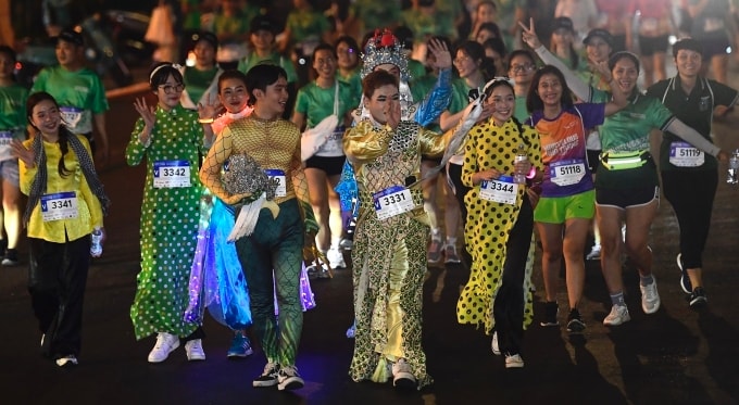 Runner hóa trang tại giải chạy đêm TP HCM. Ảnh: VnExpress Marathon