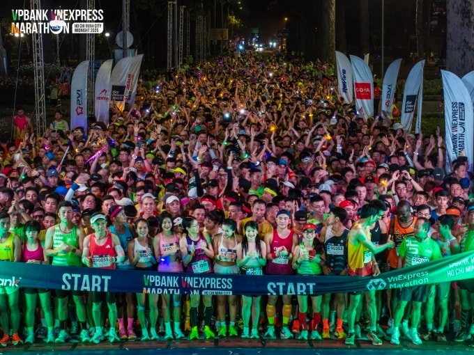 VĐV tham dự VM Ho Chi Minh City Midnight 2025 chuẩn bị xuất phát. Ảnh: VnExpress Marathon