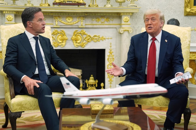Tổng thống Mỹ Donald Trump (phải) trong cuộc gặp Tổng thư ký NATO Mark Rutte ở Nhà Trắng tháng 7/2025. Ảnh: AP