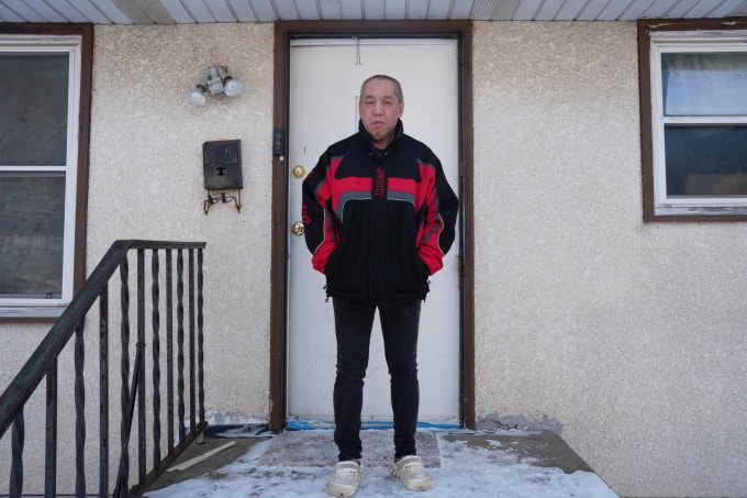 Ông Thao đứng bên ngoài cửa nhà ở St. Paul, Minnesota, một ngày sau sự việc. Ảnh: Reuters