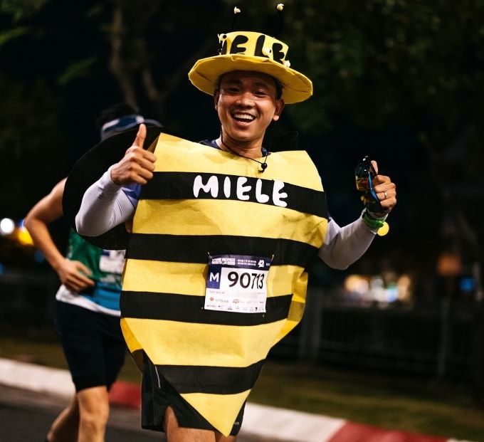 Nhiều VĐV lựa chọn hóa trang trên ường chạy đêm TP HCM các năm trước, tạo không khí lễ hội. Ảnh: VnExpress Marathon