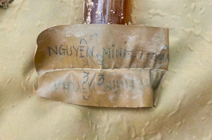 Mảnh da cặp ghi tên Nguyễn Minh Thuận. Ảnh: Đội 584