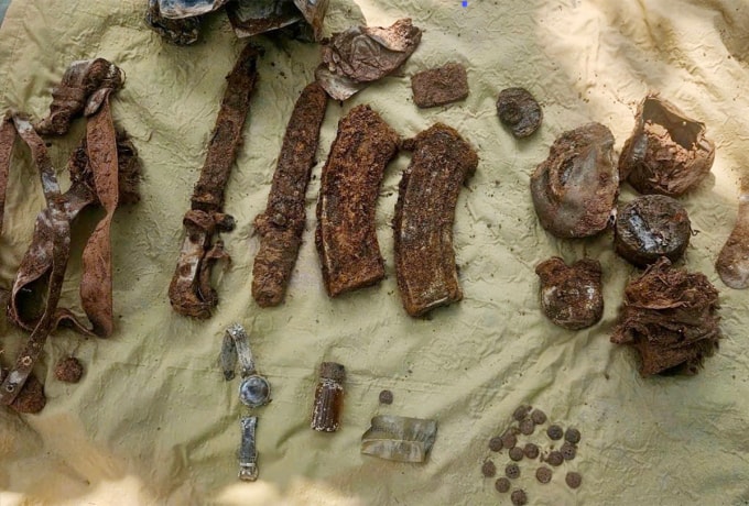 Nhiều di vật được tìm thấy hài cốt liệt sĩ cùng mảnh da cặp ghi tên Nguyễn Minh Thuận. Ảnh: Đội 581