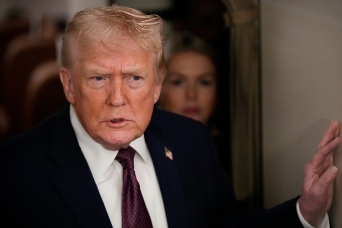 Tổng thống Mỹ Donald Trump trên chuyên cơ Không lực Một ngày 11/1. Ảnh: AP