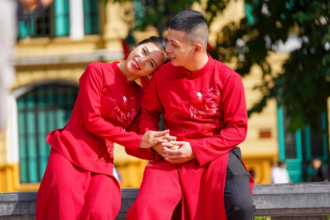 Một cặp đôi chụp ảnh cưới bên hồ Hoàn Kiếm năm 2022. Ảnh: Phạm Chiểu.