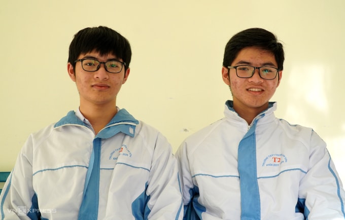 Lê Vĩnh Kỳ (trái) và người em song sinh Lê Phúc Khánh chia sẻ cảm xúc sau khi cùng giành giải nhất môn Toán ở kỳ thi học sinh giỏi quốc gia. Ảnh: Lê Hoàng
