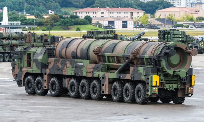 Xe chở đạn kiêm bệ phóng của tên lửa đạn đạo Hyunmoo-5 tại căn cứ không quân Seoul tháng 10/2024. Ảnh: Reuters