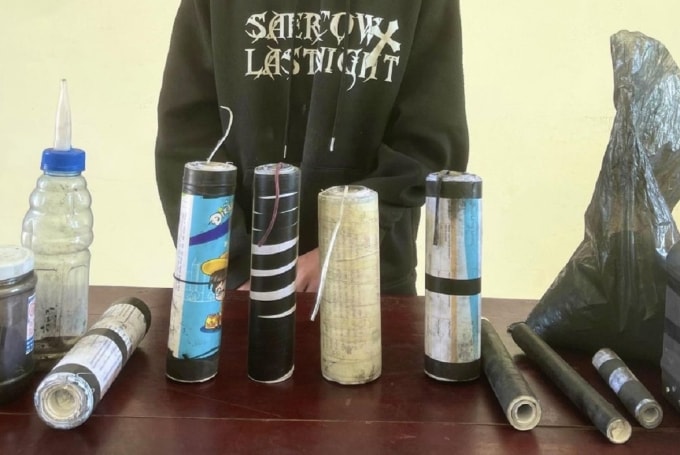 Các hóa chất được bé trai 14 tuổi ở xã Đăk Mar, Quảng Ngãi mua về để tự chế pháo. Ảnh: Công an Quảng Ngãi