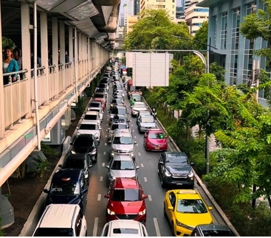 Làn đường ở Bangkok (Thái Lan) chỉ vừa đúng cho một ôtô, buộc các tài xế phải xếp hàng. Ảnh: Choc Cheo