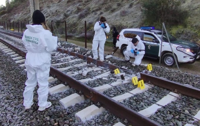 Các điều tra viên chụp ảnh khoảng trống trên đường ray, đoạn gần hiện trường vụ đâm tàu cao tốc ở miền nam Tây Ban Nha ngày 18/1. Ảnh: Guardia Civil