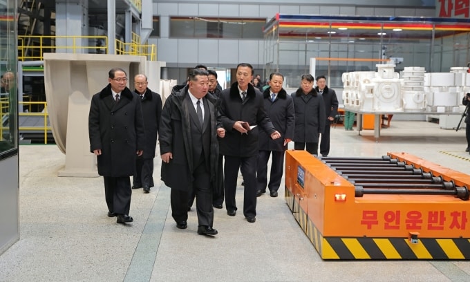 Lãnh đạo Triều Tiên Kim Jong-un trong chuyến thị sát Tổ hợp Cơ khí Ryongsong ngày 19/1. Ảnh:  Rodong Sinmun