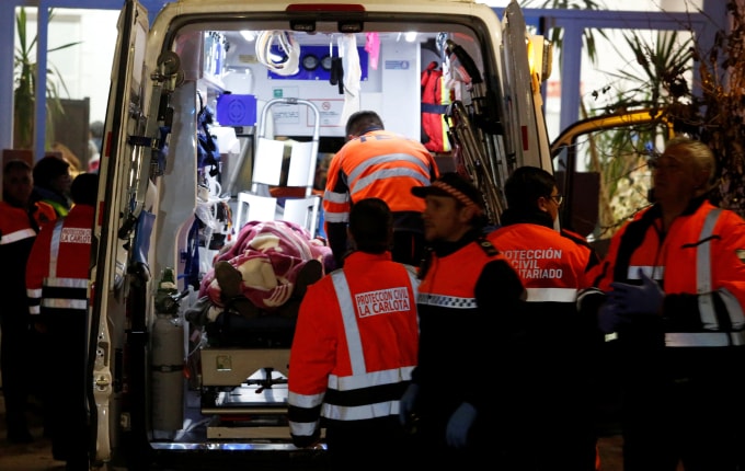 Nhân viên y tế đưa các nạn nhân vụ đâm tàu cao tốc ở Tây Ban Nha lên xe cấp cứu đêm 18/1. Ảnh: Reuters