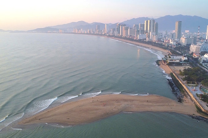 Nhiều du khách thích thú đến trải nghiệm, chụp hình. Ảnh: Trung Vũ