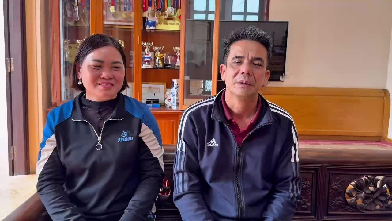 Bố mẹ của đội trưởng U23 Khuất Văn Khang: Con từng ‘tuyệt thực’ để được đá bóng