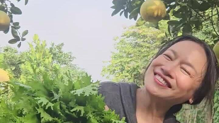 Diễn viên Tú Oanh hái cải mèo