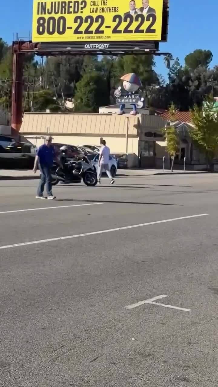 Cảnh sát thuê người đi bộ sang đường để 'bẫy' tài xế