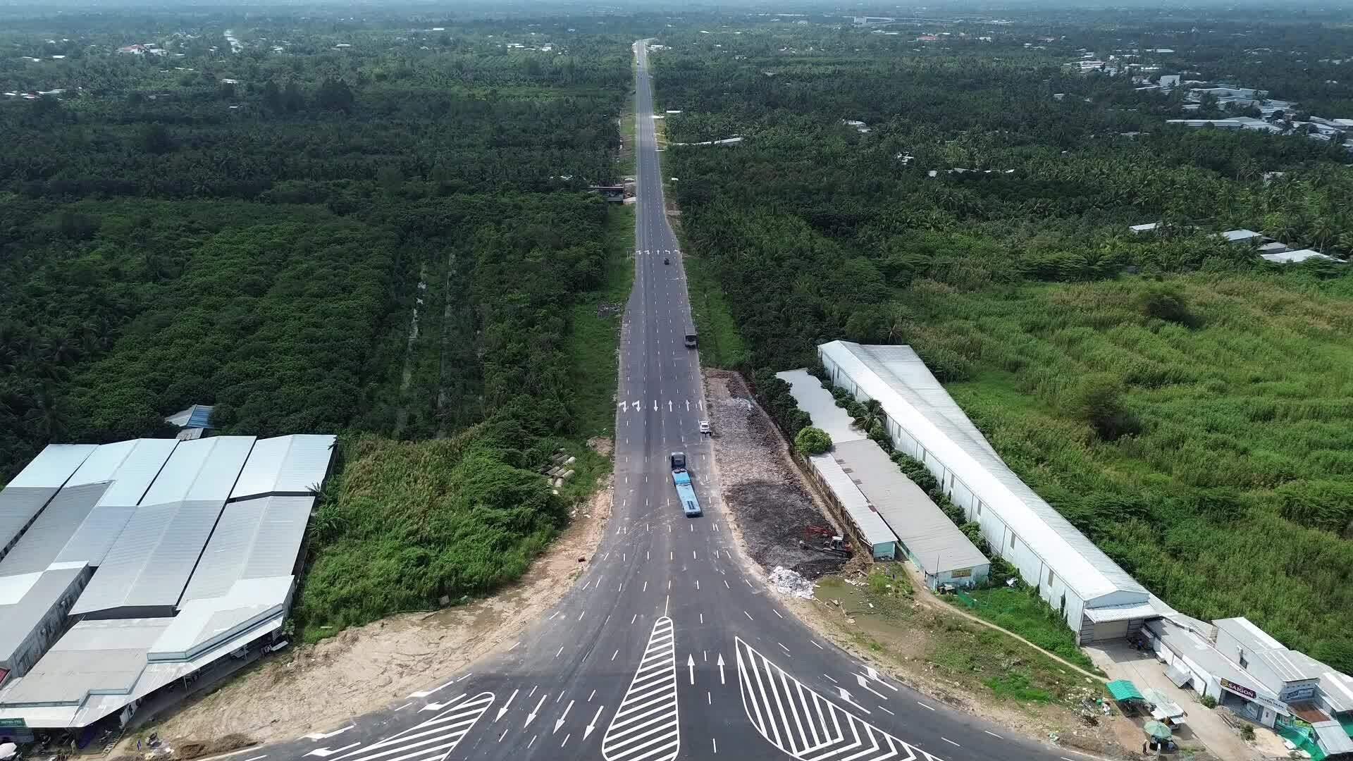 Xe cộ liên tục ra vào cao tốc Cần Thơ - Cà Mau