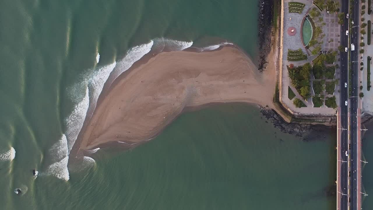 Cồn cát dài hơn 100 m xuất hiện ở biển Nha Trang