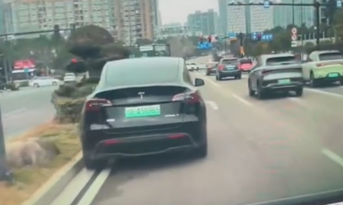 Xe điện Tesla lao thẳng vào dải phân cách, lộn vòng