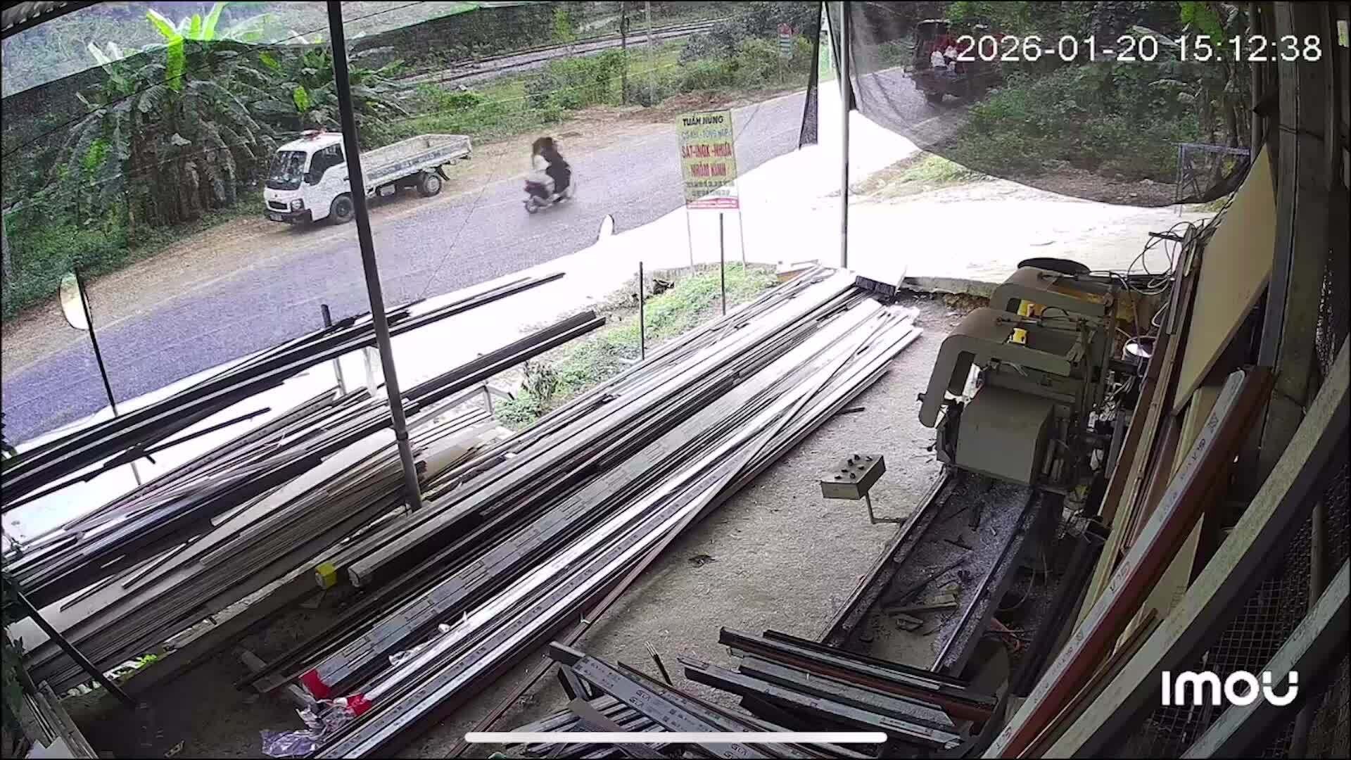 Xe máy chở ba laovào cảnh sát khi ra hiệu lệnh kiểm tra