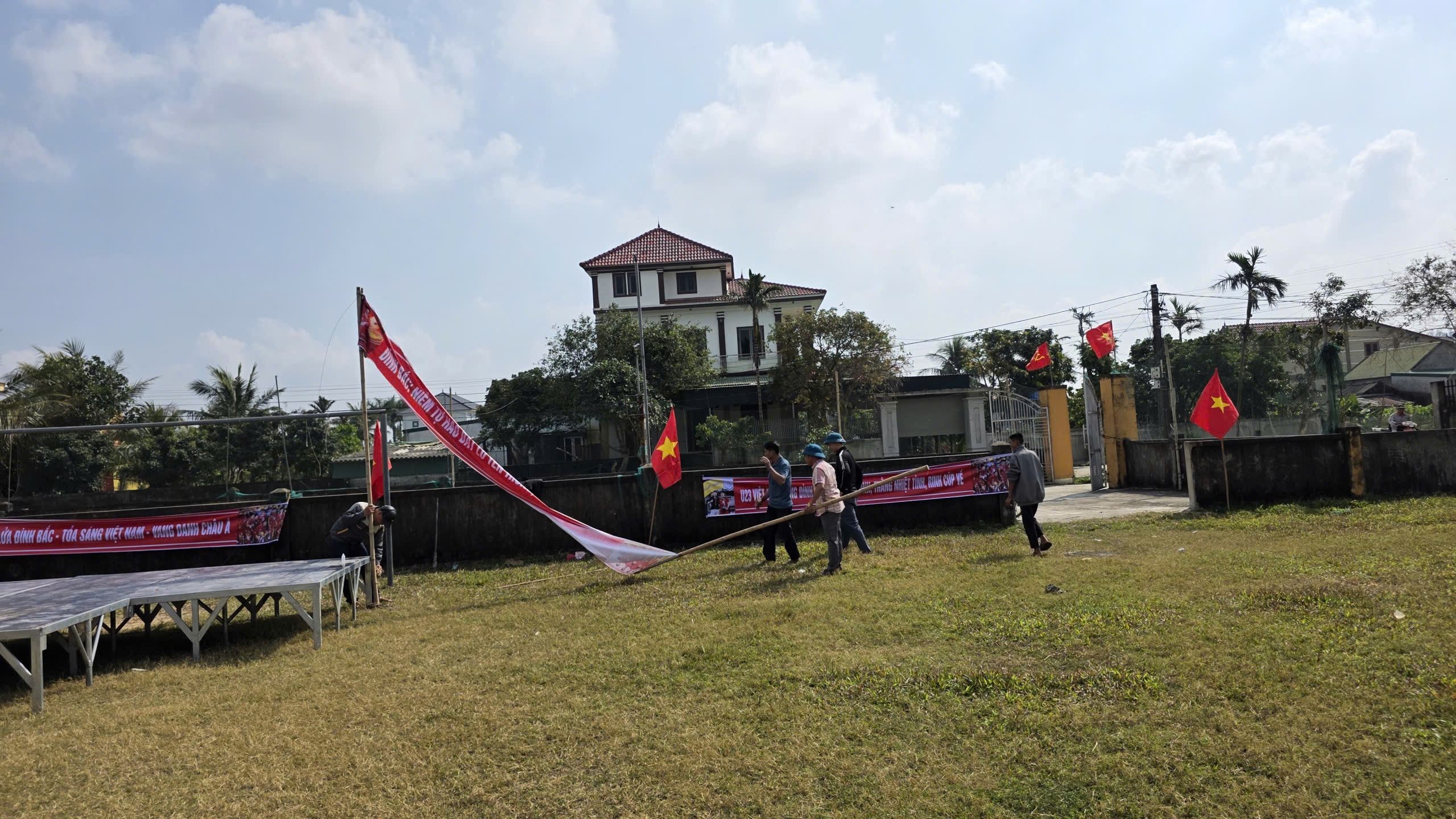 Người dân quê nhà Đình Bắc "tiếp lửa" đội tuyển U23 Việt theo cách đặc biệt- Ảnh 4.